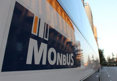 Lateral d’un autobús amb el logo de Monbus