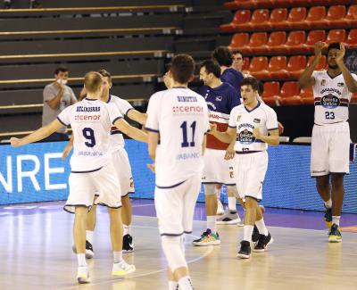 Els jugadors Monbus Obradoiro celebren el triomf en Manresa
