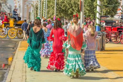 Catro rapazas caminando pola Feira de Abril de Sevilla